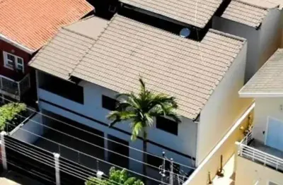 Venha se encantar com esta belíssima casa de três andares, localizada em um dos bairros mais charmosos da cidade.