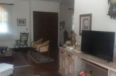 Imóvel raro de se ver no Jd Pau Preto, com 500 m² de terreno, casa com desenho moderno mesmo sendo antiga, ideal para clinicas de diversas especialida