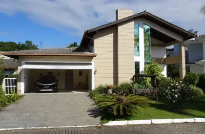 Casa de alto padrão com 4 suítes à venda no córrego grande, em florianópolis.