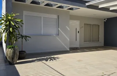 Alugo casa 2 dormitórios na tristeza.  (51)98416-8010, somente whats.