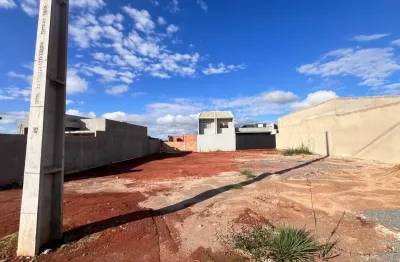 Terreno localizado no loteamento Santo Antônio, apenas uma quadra da Avenida Portugal.