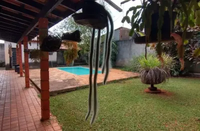 Casa em terreno de 1.250,00 m², com 03 dormitórios, piscina, pomar.