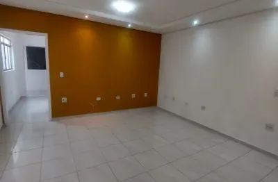 Aluga - se casa individual com 2 dormitórios com suite e vaga de garagem