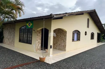 Casa com 3 quartos à venda na rua itajubá, 300, bom retiro, joinville, 234 m2 por r$ 895.000