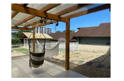 Casa com 3 quartos à venda na rua henrique fismer, 71, santo antônio, joinville, 154 m2 por r$ 800.000