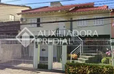 Casa à venda na Rua Guilherme Klippel, 66, Passo da Areia, Porto Alegre, 330 m2 por R$ 1.500.000
