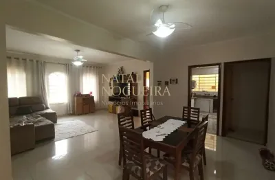 Casa térrea com 3 dormitórios sendo 1 suíte com piscina e churrasqueira no jardim miranda