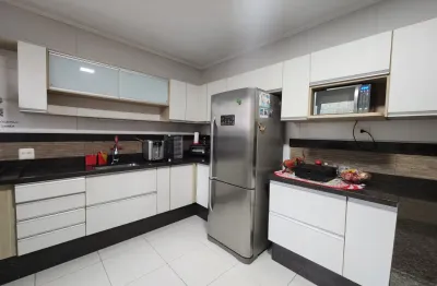 Triplex porteira fechada em condomínio fechado com piscina e churrasqueira / 2 suites e garagem fechada