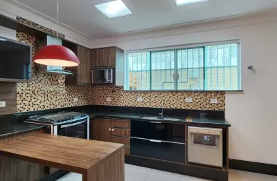 Lindo sobrado em condomínio fechado com lazer / 3 suítes 2 vagas de garagem coberta