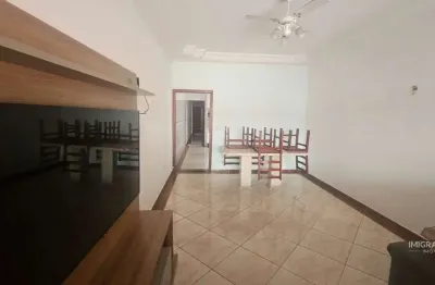 Casa geminada mobiliada para locação na Guilhermina, em Praia Grande SP.