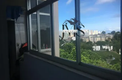 Amplo apartamento no último andar com ambiente familiar e área verde