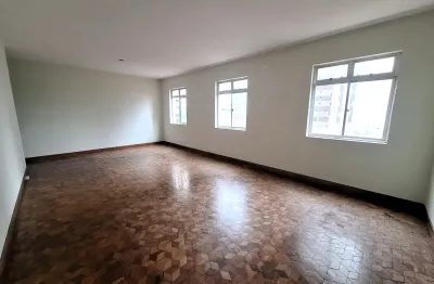 Excelente apartamento com 124m2 perfeito para retrofit do lado do clube curitibano no agua verde