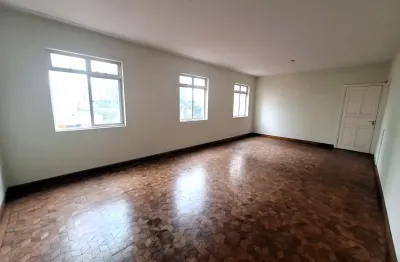Excelente apartamento com 124m2 perfeito para retrofit do lado do clube curitibano no agua verde