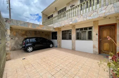 Sobrado de frente para a rua, com excelente metragem e inúmeras possibilidades de personalização.