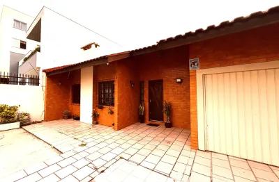 Excelente casa ampla, com 04 quartos, edicula nos fundos completa com 02 quartos
