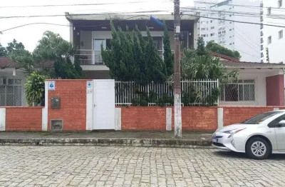 Sobrado em piçarras com 200m² à uma quadra da praia e totalmente mobiliado, com 4 dormitórios ( sendo 1 suíte ) - piçarras- sc