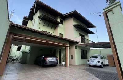 Tríplex em pinhais com 410m², 4 quartos, 4 vagas e área gourmet - weissópolis - pinhais - pr