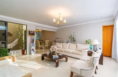 Casa diferenciada, em frente ao jardim botânico de curitiba com 340 m² de conforto e elegância -