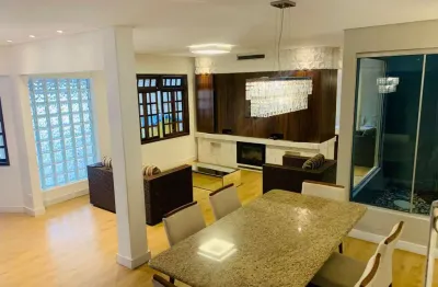 Casa semi-mobiliada c/ 3 quartos sendo 1 suíte e 3 vagas, no bairro santa felicidade