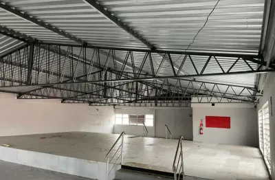 Sala comercial com 450m² , 2 banheiros e vaga de estacionamento