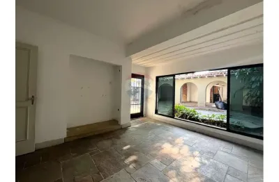 Casa de 650m² em localização exclusiva para locação no Jardins com 8 vagas