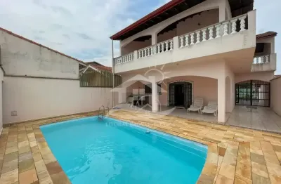 Casa com ótimo espaço e conforto e lazer aqui na cidade de peruíbe, pertinho da praia e com piscina.