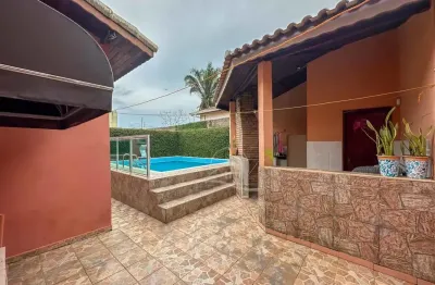 Casa oportunidade de negócio com piscina em bairro nobre da cidade de peruíbe, sp.
