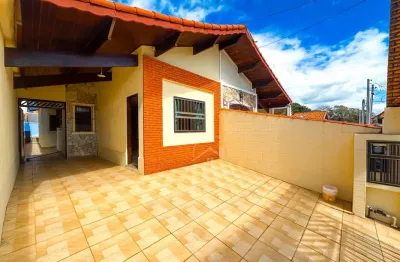 Ótima oportunidade de negócio para quem quer morar em peruíbe, uma casa térrea num bairro nobre na cidade pertinho do centro e da praia.