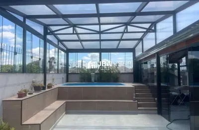 Linda cobertura com piscina em excelente localização no capão raso