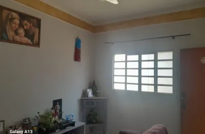 Ótima casa 2 dormitórios 1 tipo apartamento garagem para 2 veículos no bairro santa ana.