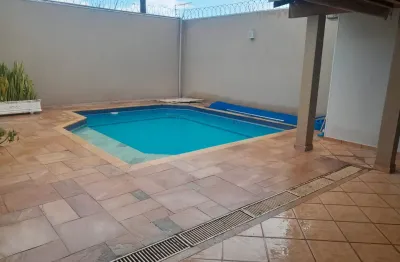 Casa Jardim Bordon 3 dormitórios com armários, piscina e churrasqueira.