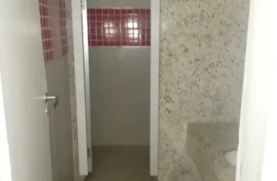 Alugo loja em comercial na avenida dos holandeses bem localizado