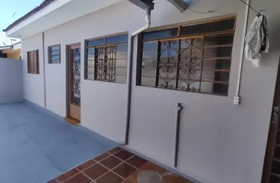 Imóvel amplo, com três dormitórios sendo uma suíte, e uma edícula aconchegante!!!