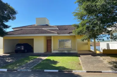 Casa de alto padrão em condomínio fechado, com 4 suítes e área de lazer