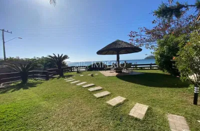 Casa frente mar em condomínio fechado no centro de Bombinhas