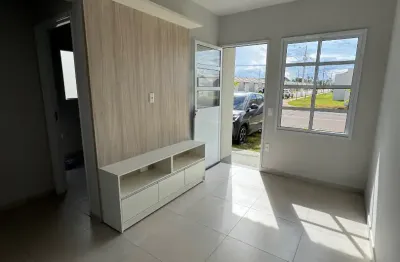 Casa disponível para locação com móveis planejados na cozinha.