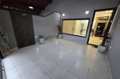 Casa geminada alto padrão, 3 dormitórios sendo 2 suítes, área de spa com hidromassagem e gourmet com churrasqueira elétrica, 350m da praia, zona 1