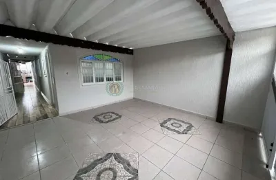Casa geminada de 2 dormitórios sendo 1 suíte, 71m² de área útil, piscina e churrasqueira, toda reformada, banheiro social, garagem para 2 veículos, zona 1