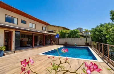 Casa à venda condomínio jardim califórnia em patamares ao lado do colégio marista r$ 2.950.000,00 piscina, varanda gourmet, 4/4 sendo 3 suítes, energia solar, terreno 922 m² com árvores frutíferas.