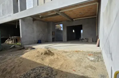 Sobrado de alto padrão a 900 metros da praia com espaço de terreno e area social