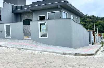 Casa de esquina de alto padrão, localizada proxima a entrada do bairro, de facil acesso a toda cidade.