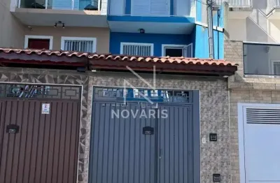 Sobrado à venda na região do campo limpo - 2 dormitórios, suíte com sacada, área gourmet e 2 vagas