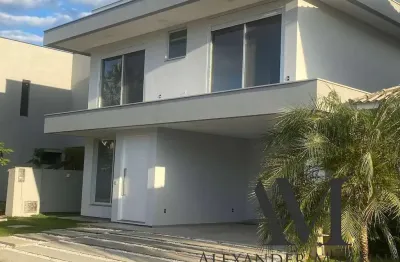 Linda casa com alto padrão de acabamento em condomínio fechado