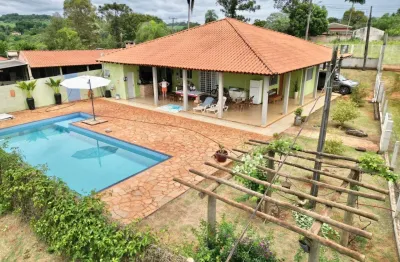Chacara com 10.200m  no cambezinho proximo a fazenda nata  casa nova com 3 quartos sendo 1 suite  produçao de energia eletrica com placas solares  poço artesiano  casa para o caseiro  barracao  chique