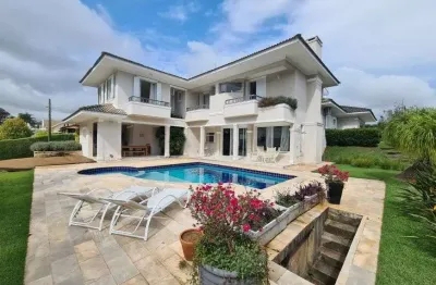 Sobrado para venda possui 545 metros quadrados com 5 quartos