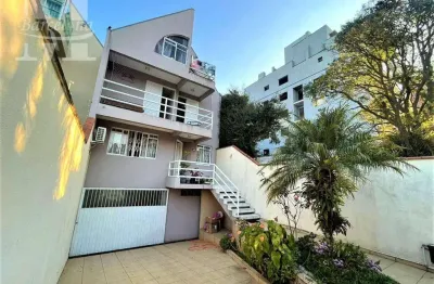 Sobrado com ótimo terreno há metros do palladium ao lado muffato 240 m2 semi mobiliado  estuda permuta por apartamento.