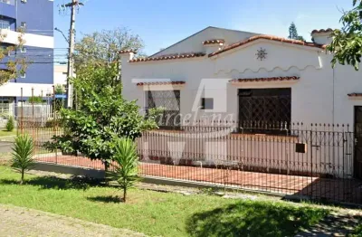 Ótima casa de esquina, residencial/comercial. No jardim social. Amplo quintal. Em localização estrat