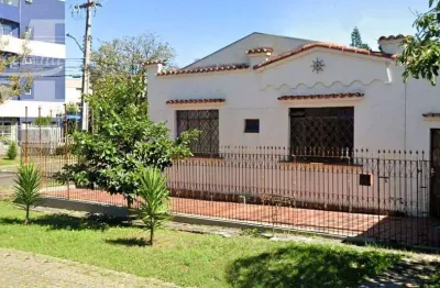 Ótima casa de esquina, residencial/comercial. no jardim social. amplo quintal. em localização estratégica.