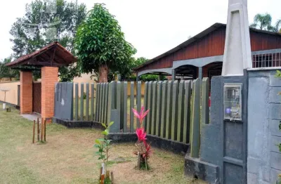 Casa térrea, com amplo terreno de 648 m². ótima localização. mobiliada e com churrasqueira. garagem para 06 carros.