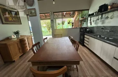 Sobrado com 2 moradias individuais, á metros da rua antônio escorsin, com belo quintal e pomar.